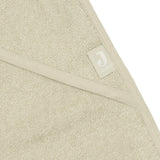 La cape de bain bébé Soft Matcha en éponge 100 % coton enveloppe bébé de douceur après le bain grâce à sa matière absorbante, sa capuche à petites oreilles et son format généreux. Cape de bain bébé en éponge Soft Matcha : une sortie de bain 100 % coton douce, absorbante et confortable avec capuche pour garder bébé bien au chaud.