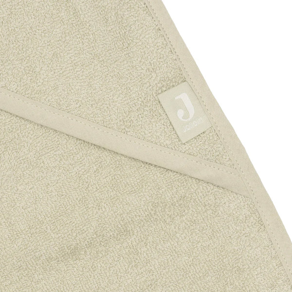 La cape de bain bébé Soft Matcha en éponge 100 % coton enveloppe bébé de douceur après le bain grâce à sa matière absorbante, sa capuche à petites oreilles et son format généreux. Cape de bain bébé en éponge Soft Matcha : une sortie de bain 100 % coton douce, absorbante et confortable avec capuche pour garder bébé bien au chaud.
