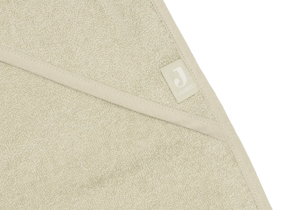 La cape de bain bébé Soft Matcha en éponge 100 % coton enveloppe bébé de douceur après le bain grâce à sa matière absorbante, sa capuche à petites oreilles et son format généreux. Cape de bain bébé en éponge Soft Matcha : une sortie de bain 100 % coton douce, absorbante et confortable avec capuche pour garder bébé bien au chaud.