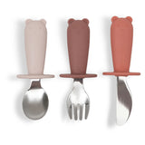 Les couverts d'apprentissage Jollein accompagnent les enfants dès 18 mois dans leurs premiers repas en autonomie. Grâce à leurs poignées ergonomiques en silicone et leurs embouts en acier inoxydable, ils offrent une prise en main confortable tout en reproduisant la sensation de vrais couverts. Un indispensable pour apprendre à manger comme les grands. Couverts d'apprentissage Jollein avec poignées en silicone et embouts en acier inoxydable, parfaits dès 18 mois pour apprendre à manger en autonomie.