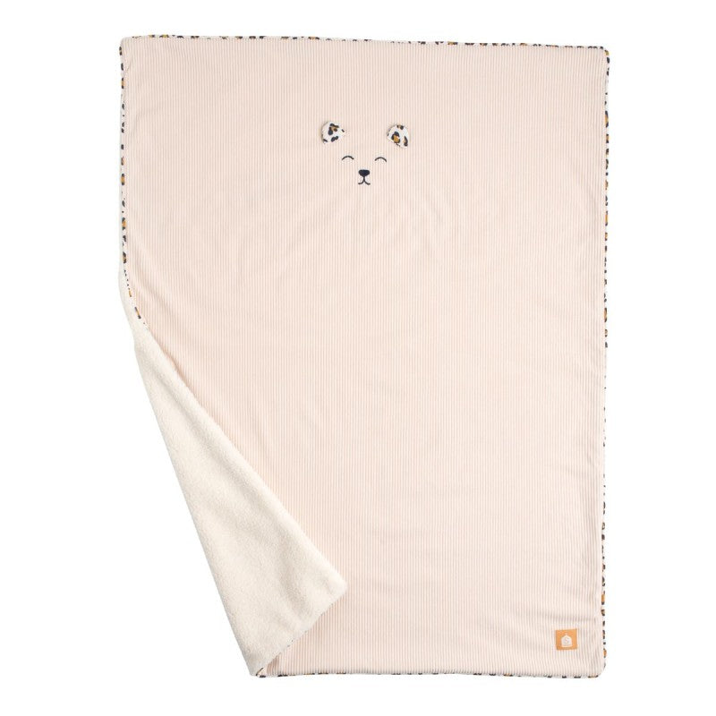 La couverture bébé Léopard Sauthon associe un velours côtelé élégant à une doublure en sherpa ultra douce pour offrir chaleur et confort à votre enfant. Avec son format pratique, sa broderie tête d'ours et ses finitions léopard, elle accompagne bébé aussi bien à la maison que lors de toutes ses sorties.&nbsp;

Couverture bébé Léopard Sauthon en velours côtelé et sherpa, douce, chaude et confortable pour accompagner bébé lors des promenades, des siestes et des moments cocooning.
