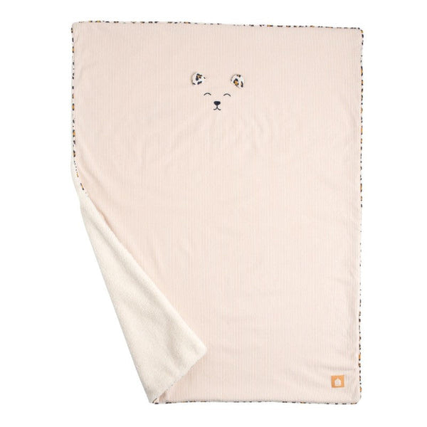 La couverture bébé Léopard Sauthon associe un velours côtelé élégant à une doublure en sherpa ultra douce pour offrir chaleur et confort à votre enfant. Avec son format pratique, sa broderie tête d'ours et ses finitions léopard, elle accompagne bébé aussi bien à la maison que lors de toutes ses sorties.&nbsp;

Couverture bébé Léopard Sauthon en velours côtelé et sherpa, douce, chaude et confortable pour accompagner bébé lors des promenades, des siestes et des moments cocooning.