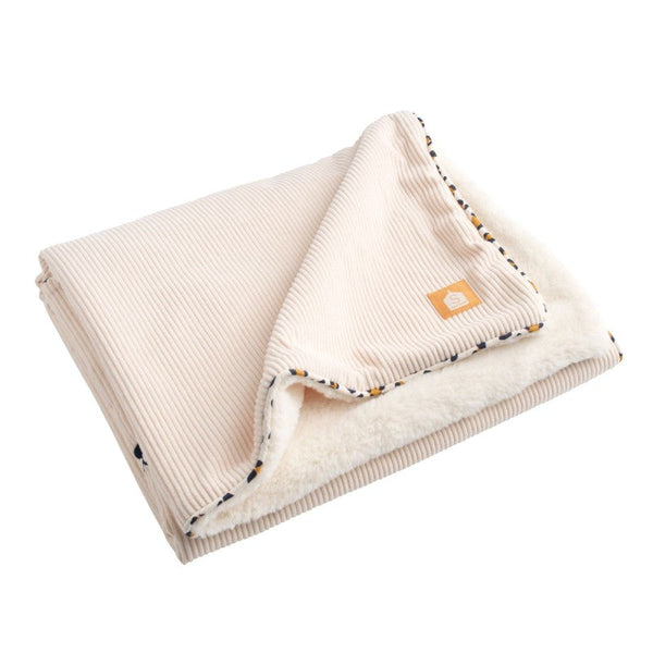 La couverture bébé Léopard Sauthon associe un velours côtelé élégant à une doublure en sherpa ultra douce pour offrir chaleur et confort à votre enfant. Avec son format pratique, sa broderie tête d'ours et ses finitions léopard, elle accompagne bébé aussi bien à la maison que lors de toutes ses sorties.&nbsp;

Couverture bébé Léopard Sauthon en velours côtelé et sherpa, douce, chaude et confortable pour accompagner bébé lors des promenades, des siestes et des moments cocooning.