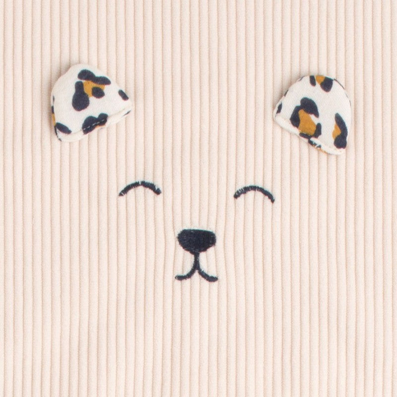 La couverture bébé Léopard Sauthon associe un velours côtelé élégant à une doublure en sherpa ultra douce pour offrir chaleur et confort à votre enfant. Avec son format pratique, sa broderie tête d'ours et ses finitions léopard, elle accompagne bébé aussi bien à la maison que lors de toutes ses sorties.&nbsp;

Couverture bébé Léopard Sauthon en velours côtelé et sherpa, douce, chaude et confortable pour accompagner bébé lors des promenades, des siestes et des moments cocooning.