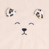 La couverture bébé Léopard Sauthon associe un velours côtelé élégant à une doublure en sherpa ultra douce pour offrir chaleur et confort à votre enfant. Avec son format pratique, sa broderie tête d'ours et ses finitions léopard, elle accompagne bébé aussi bien à la maison que lors de toutes ses sorties.&nbsp;

Couverture bébé Léopard Sauthon en velours côtelé et sherpa, douce, chaude et confortable pour accompagner bébé lors des promenades, des siestes et des moments cocooning.