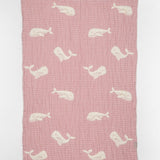 Couverture bébé mousseline matelassée – baleine rose en relief LA MARRAINE