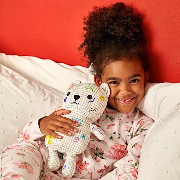 Stimulez la créativité de votre enfant avec l’ours en peluche à colorier EatSleepDoodle 🧸. Feutres lavables inclus, tissu doux, personnalisable et réutilisable à l’infini !