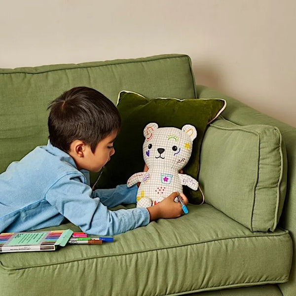 Stimulez la créativité de votre enfant avec l’ours en peluche à colorier EatSleepDoodle 🧸. Feutres lavables inclus, tissu doux, personnalisable et réutilisable à l’infini !