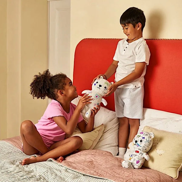 Stimulez la créativité de votre enfant avec l’ours en peluche à colorier EatSleepDoodle 🧸. Feutres lavables inclus, tissu doux, personnalisable et réutilisable à l’infini !