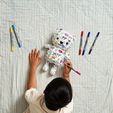 Stimulez la créativité de votre enfant avec l’ours en peluche à colorier EatSleepDoodle 🧸. Feutres lavables inclus, tissu doux, personnalisable et réutilisable à l’infini !