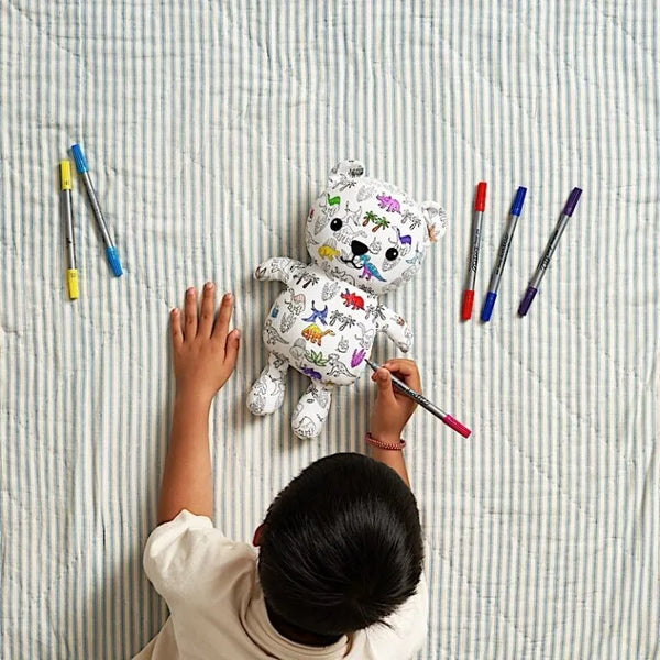 Stimulez la créativité de votre enfant avec l’ours en peluche à colorier EatSleepDoodle 🧸. Feutres lavables inclus, tissu doux, personnalisable et réutilisable à l’infini !