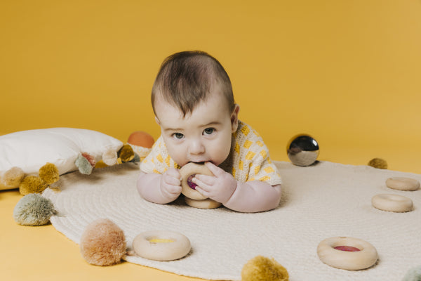 Donut jouet d’éveil sensoriel vert – jouet en bois bébé PETIT BOOM