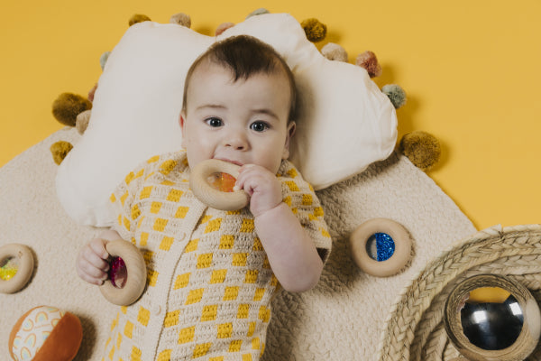 Donut jouet d’éveil sensoriel bleu – jouet en bois bébé PETIT BOOM