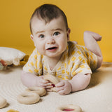 Donut jouet d’éveil sensoriel rouge – jouet en bois bébé PETIT BOOM