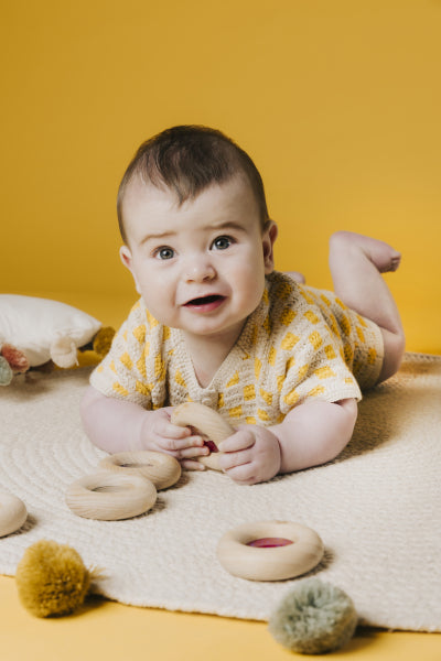 Donut jouet d’éveil sensoriel rouge – jouet en bois bébé PETIT BOOM
