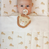 Doudou attache-tétine lion en coton bio : l’indispensable pour le confort et le quotidien de bébé.