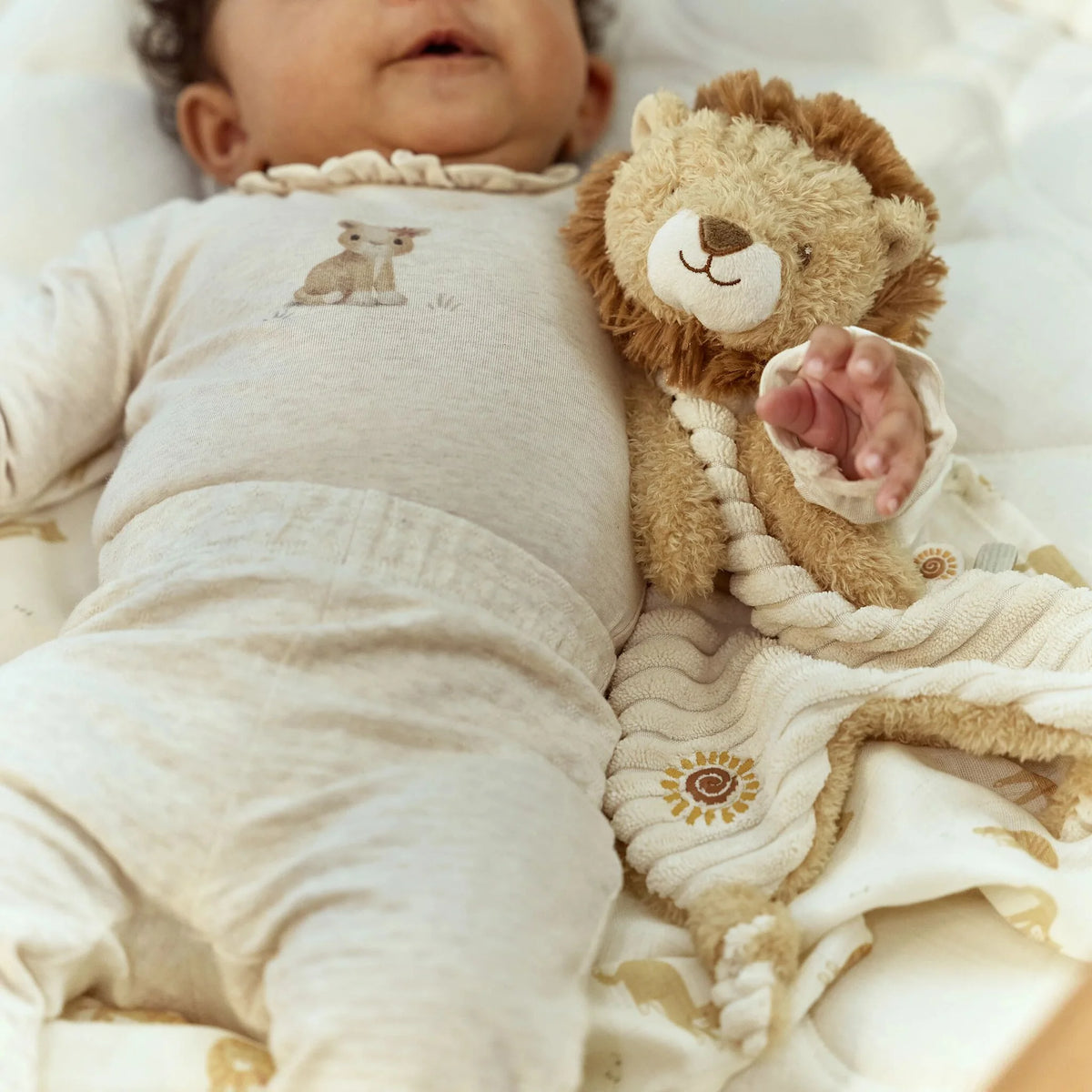 Doudou lion Safari Friends : un compagnon tendre et réconfortant pour bébé dès la naissance. LITTLE DUTCH