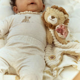 Doudou lion Safari Friends : un compagnon tendre et réconfortant pour bébé dès la naissance. LITTLE DUTCH