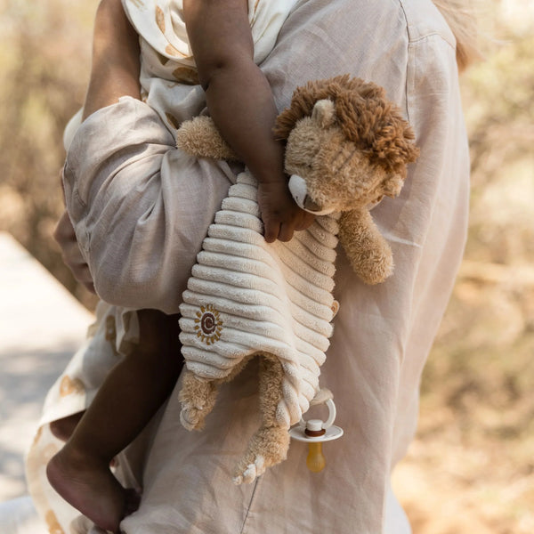 Doudou lion Safari Friends : un compagnon tendre et réconfortant pour bébé dès la naissance. LITTLE DUTCH