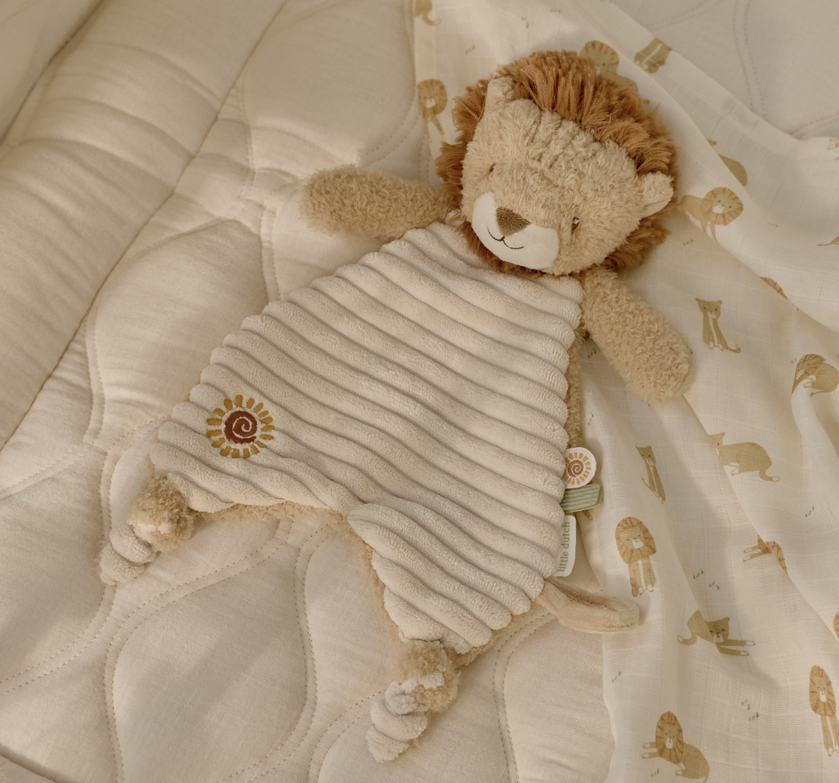 Doudou lion Safari Friends : un compagnon tendre et réconfortant pour bébé dès la naissance. LITTLE DUTCH