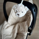 Offrez des nuits sereines à bébé avec la peluche bruit blanc Lou 🐻. Portable et douce, sons apaisants (battements de cœur & bruit blanc), idéale poussette, siège auto & voyages