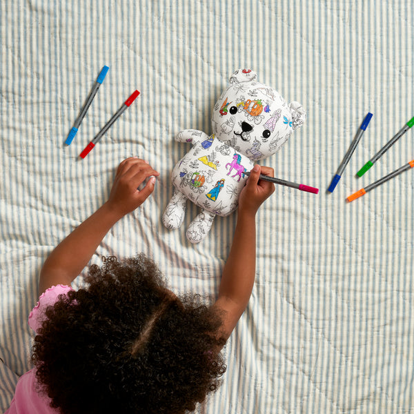 Stimulez la créativité de votre enfant avec l’ours en peluche à colorier EatSleepDoodle 🧸. Feutres lavables inclus, tissu doux, personnalisable et réutilisable à l’infini !