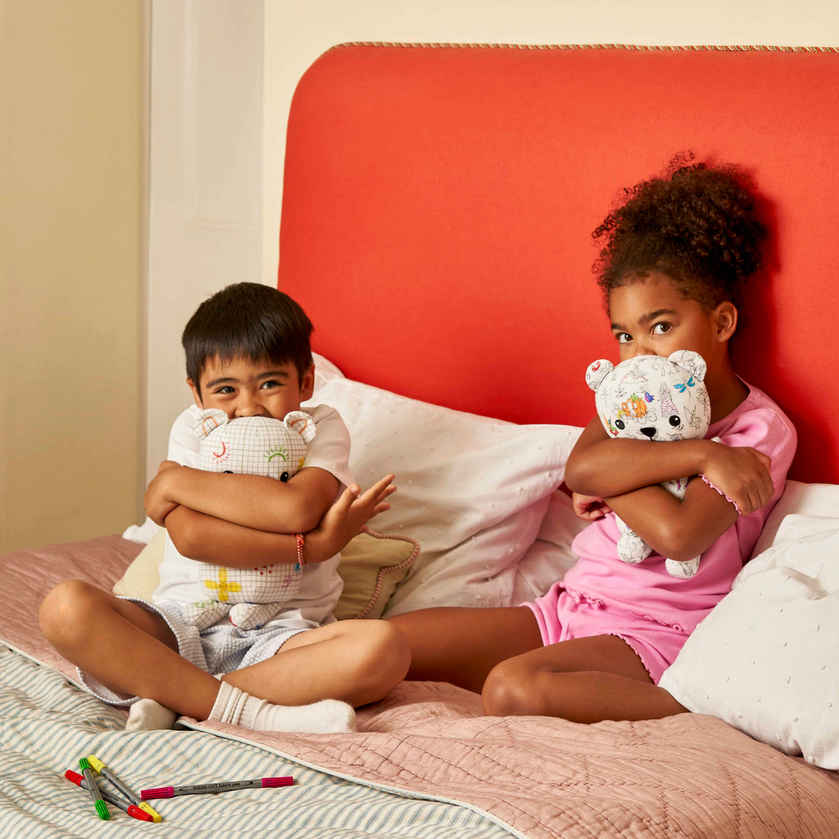 Stimulez la créativité de votre enfant avec l’ours en peluche à colorier EatSleepDoodle 🧸. Feutres lavables inclus, tissu doux, personnalisable et réutilisable à l’infini !