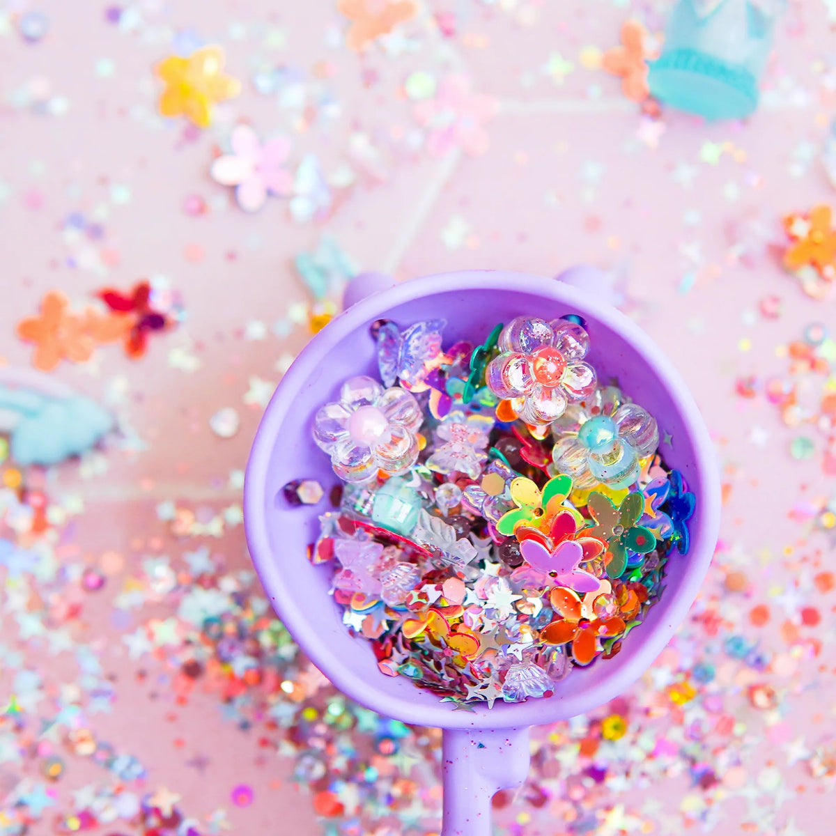 Créez un monde magique avec les Fun Fillers Fairy 🧚‍♀️ ! Accessoires sensoriels scintillants pour jeux d’éveil, pâte à modeler, eau, riz ou slime. Dès 3 ans.
