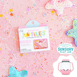 Créez un monde magique avec les Fun Fillers Fairy 🧚‍♀️ ! Accessoires sensoriels scintillants pour jeux d’éveil, pâte à modeler, eau, riz ou slime. Dès 3 ans.