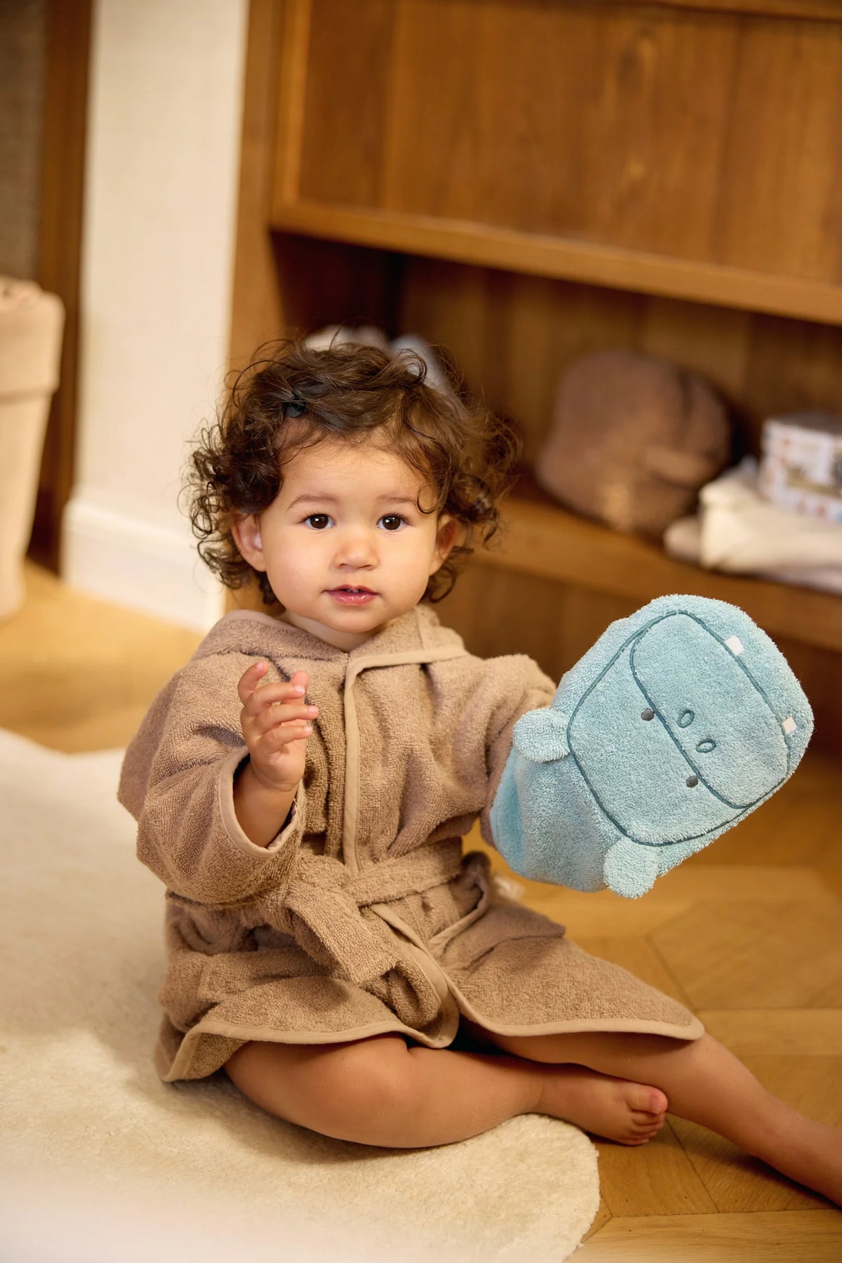 Le gant de toilette Hippo Happy en éponge 100 % coton est idéal pour nettoyer délicatement la peau de bébé. Doux, absorbant et facile à utiliser, il rend le bain encore plus agréable.