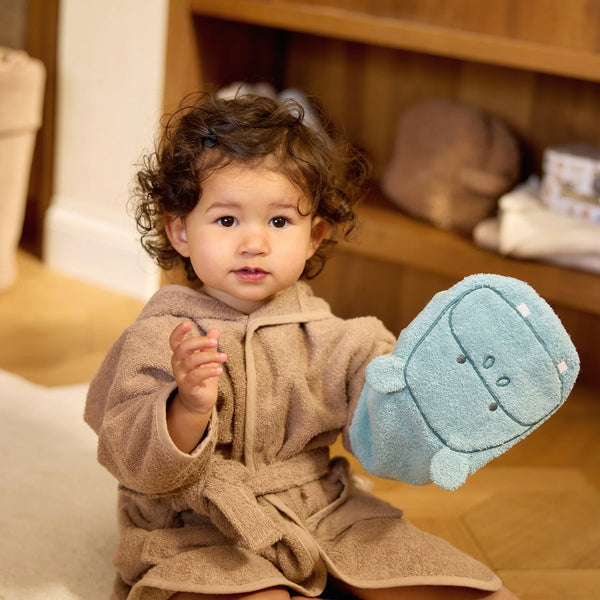 Le gant de toilette Hippo Happy en éponge 100 % coton est idéal pour nettoyer délicatement la peau de bébé. Doux, absorbant et facile à utiliser, il rend le bain encore plus agréable.