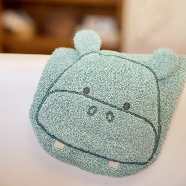 Le gant de toilette Hippo Happy en éponge 100 % coton est idéal pour nettoyer délicatement la peau de bébé. Doux, absorbant et facile à utiliser, il rend le bain encore plus agréable.