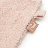 Le gant de toilette Peacock Pavie en éponge 100 % coton est idéal pour nettoyer délicatement la peau de bébé. Doux, absorbant et pratique, il accompagne le bain tout en apportant une touche de fantaisie. Gant de toilette bébé Peacock Pavie en éponge 100 % coton : un accessoire doux, absorbant et pratique pour le bain de bébé.