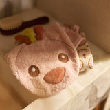 Le gant de toilette Peacock Pavie en éponge 100 % coton est idéal pour nettoyer délicatement la peau de bébé. Doux, absorbant et pratique, il accompagne le bain tout en apportant une touche de fantaisie. Gant de toilette bébé Peacock Pavie en éponge 100 % coton : un accessoire doux, absorbant et pratique pour le bain de bébé.