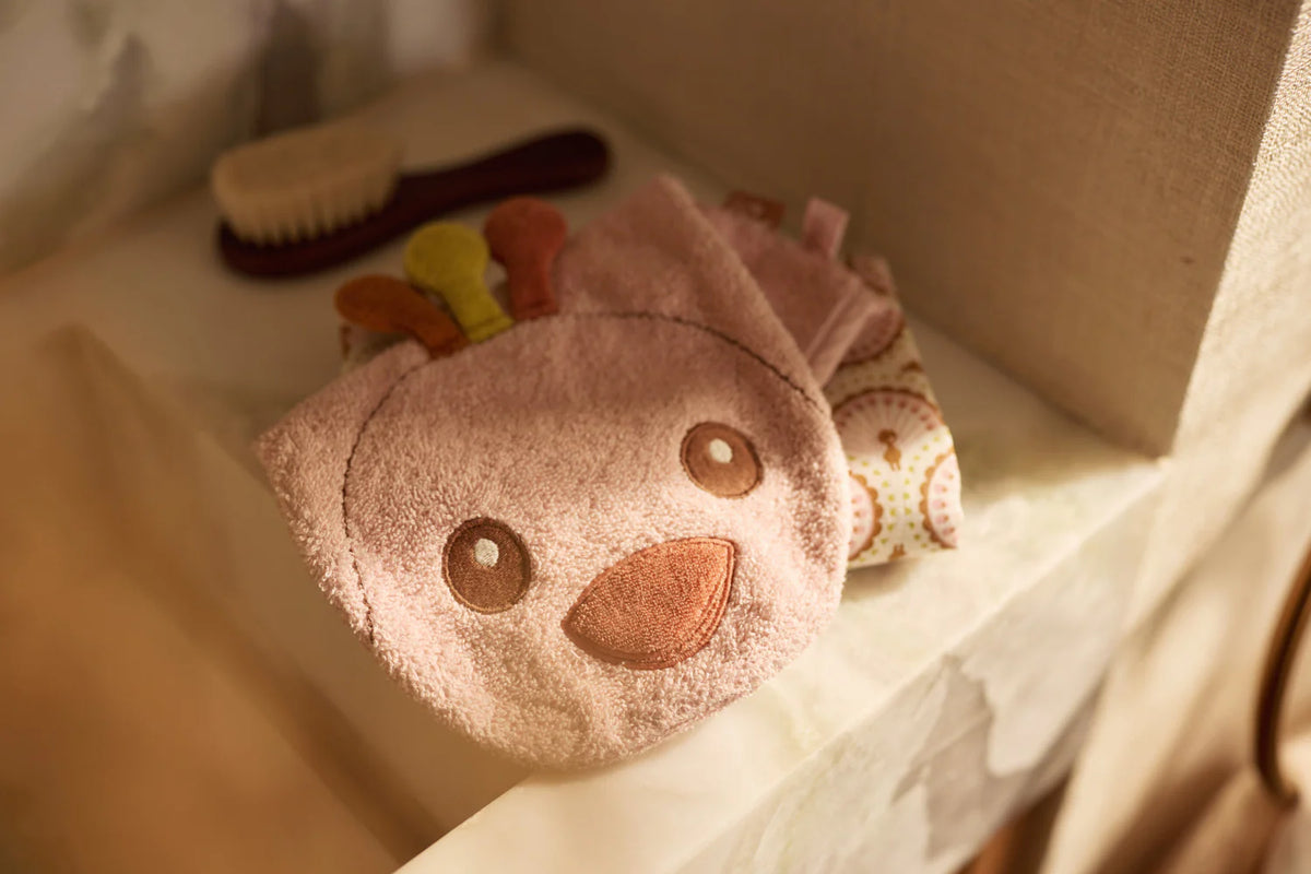 Le gant de toilette Peacock Pavie en éponge 100 % coton est idéal pour nettoyer délicatement la peau de bébé. Doux, absorbant et pratique, il accompagne le bain tout en apportant une touche de fantaisie. Gant de toilette bébé Peacock Pavie en éponge 100 % coton : un accessoire doux, absorbant et pratique pour le bain de bébé.
