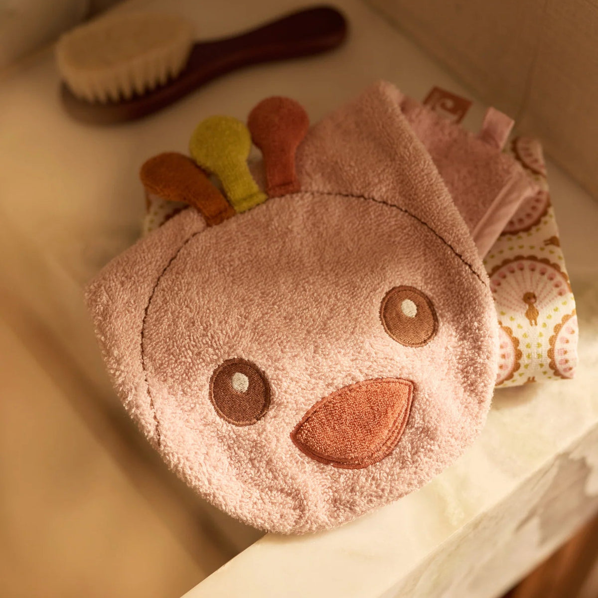 Le gant de toilette Peacock Pavie en éponge 100 % coton est idéal pour nettoyer délicatement la peau de bébé. Doux, absorbant et pratique, il accompagne le bain tout en apportant une touche de fantaisie. Gant de toilette bébé Peacock Pavie en éponge 100 % coton : un accessoire doux, absorbant et pratique pour le bain de bébé.