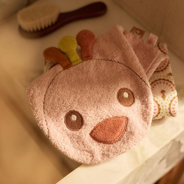 Le gant de toilette Peacock Pavie en éponge 100 % coton est idéal pour nettoyer délicatement la peau de bébé. Doux, absorbant et pratique, il accompagne le bain tout en apportant une touche de fantaisie. Gant de toilette bébé Peacock Pavie en éponge 100 % coton : un accessoire doux, absorbant et pratique pour le bain de bébé.