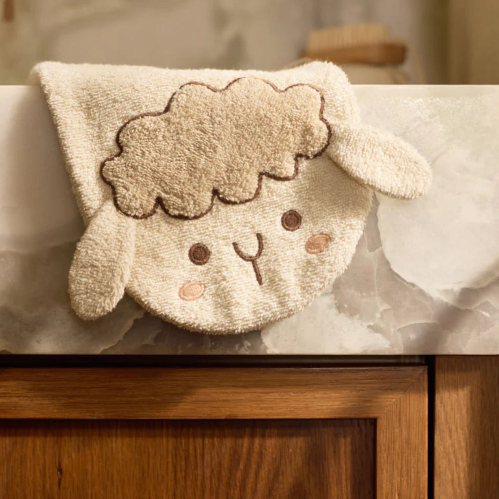 Le gant de toilette Sheep Sonny en éponge 100 % coton accompagne le bain de bébé avec douceur. Absorbant, pratique et agréable à utiliser, il respecte les peaux sensibles tout en rendant ce moment encore plus agréable. Gant de toilette bébé Sheep Sonny en éponge 100 % coton : un accessoire doux, absorbant et pratique pour le bain de bébé.
