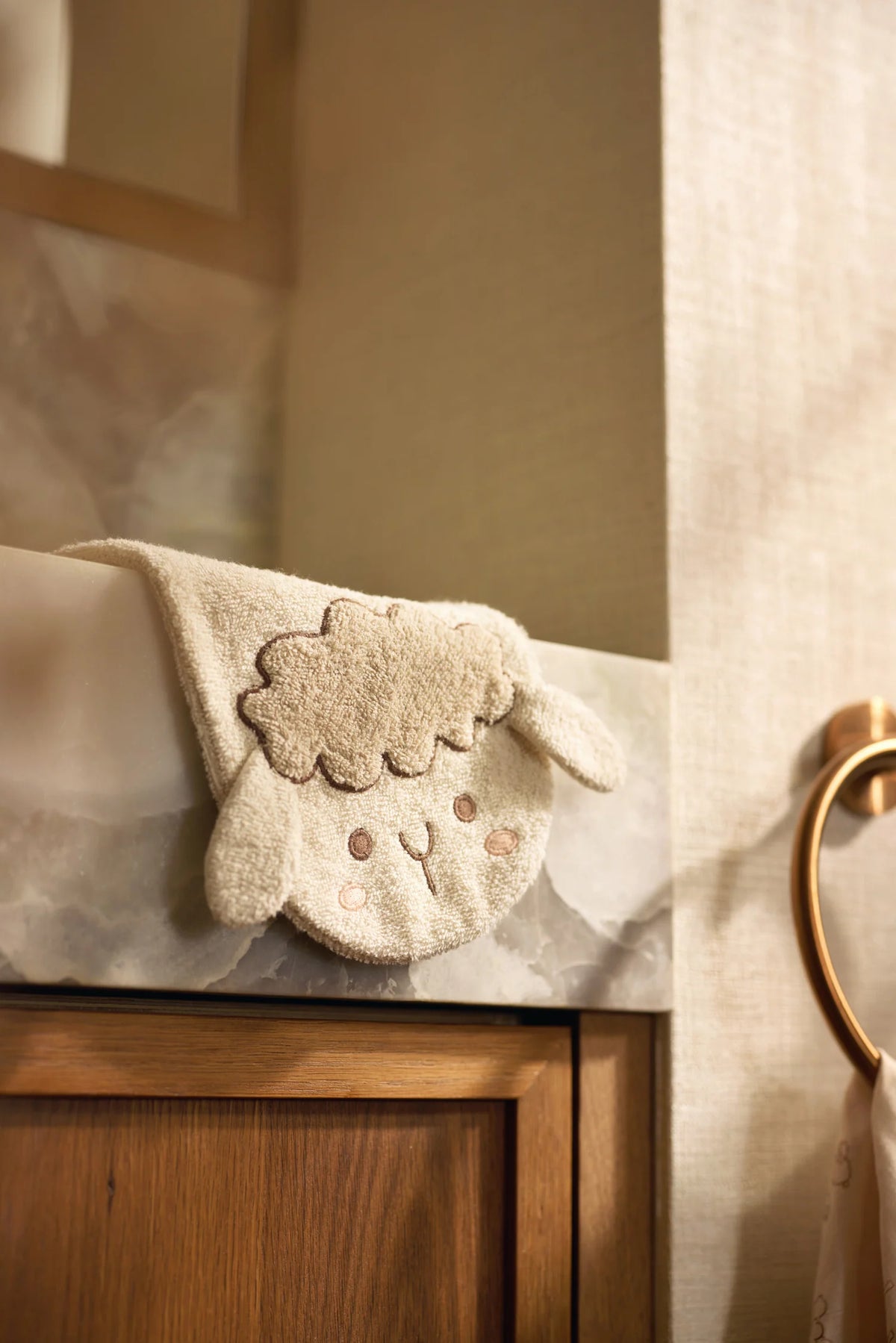 Le gant de toilette Sheep Sonny en éponge 100 % coton accompagne le bain de bébé avec douceur. Absorbant, pratique et agréable à utiliser, il respecte les peaux sensibles tout en rendant ce moment encore plus agréable. Gant de toilette bébé Sheep Sonny en éponge 100 % coton : un accessoire doux, absorbant et pratique pour le bain de bébé.