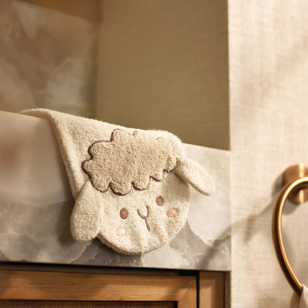 Le gant de toilette Sheep Sonny en éponge 100 % coton accompagne le bain de bébé avec douceur. Absorbant, pratique et agréable à utiliser, il respecte les peaux sensibles tout en rendant ce moment encore plus agréable. Gant de toilette bébé Sheep Sonny en éponge 100 % coton : un accessoire doux, absorbant et pratique pour le bain de bébé.