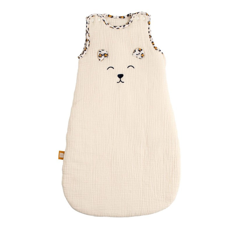 La gigoteuse ouatinée Léopard Sauthon TOG 2.5 est idéale pour accompagner les bébés de 0 à 6 mois. Confectionnée en double gaze de coton, elle offre douceur, chaleur et confort tout en facilitant le quotidien grâce à sa grande ouverture zippée. Son adorable broderie tête d'ours et ses finitions léopard en font un indispensable aussi pratique qu'élégant.Gigoteuse ouatinée Léopard Sauthon TOG 2.5 en double gaze de coton, idéale de 0 à 6 mois pour offrir des nuits douces, chaudes et confortables à bébé.