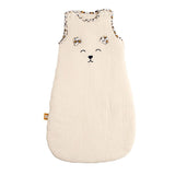 La gigoteuse ouatinée Léopard Sauthon TOG 2.5 est idéale pour accompagner les bébés de 0 à 6 mois. Confectionnée en double gaze de coton, elle offre douceur, chaleur et confort tout en facilitant le quotidien grâce à sa grande ouverture zippée. Son adorable broderie tête d'ours et ses finitions léopard en font un indispensable aussi pratique qu'élégant.Gigoteuse ouatinée Léopard Sauthon TOG 2.5 en double gaze de coton, idéale de 0 à 6 mois pour offrir des nuits douces, chaudes et confortables à bébé.