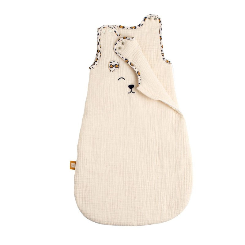 La gigoteuse ouatinée Léopard Sauthon TOG 2.5 est idéale pour accompagner les bébés de 0 à 6 mois. Confectionnée en double gaze de coton, elle offre douceur, chaleur et confort tout en facilitant le quotidien grâce à sa grande ouverture zippée. Son adorable broderie tête d'ours et ses finitions léopard en font un indispensable aussi pratique qu'élégant.Gigoteuse ouatinée Léopard Sauthon TOG 2.5 en double gaze de coton, idéale de 0 à 6 mois pour offrir des nuits douces, chaudes et confortables à bébé.