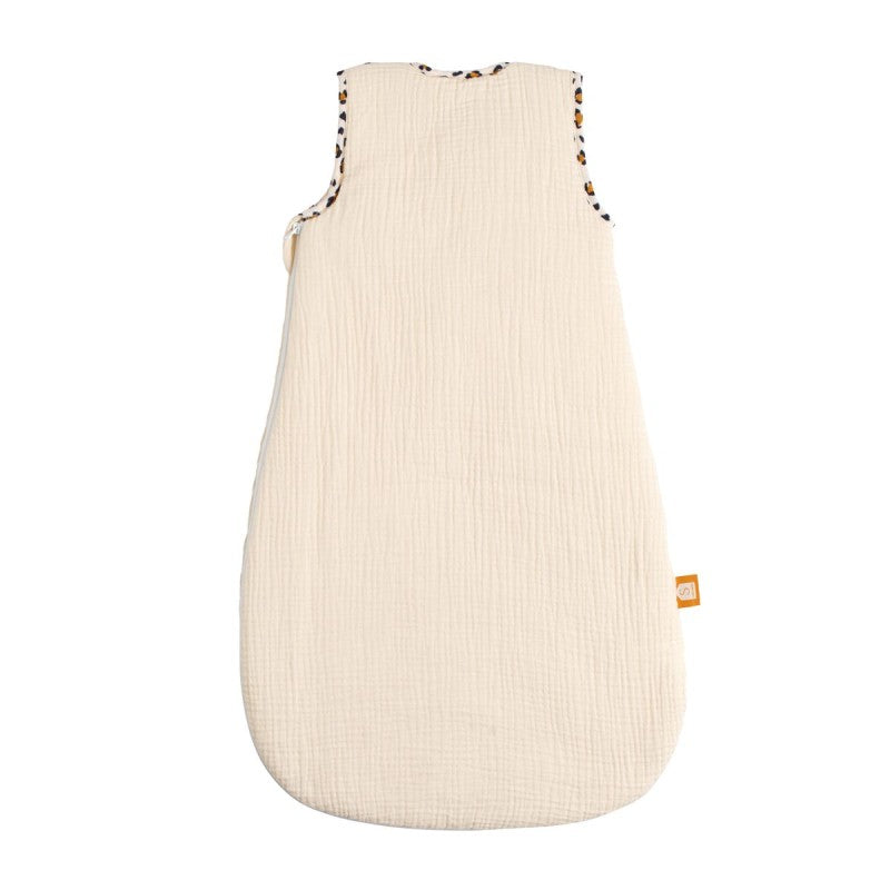 La gigoteuse ouatinée Léopard Sauthon TOG 2.5 est idéale pour accompagner les bébés de 0 à 6 mois. Confectionnée en double gaze de coton, elle offre douceur, chaleur et confort tout en facilitant le quotidien grâce à sa grande ouverture zippée. Son adorable broderie tête d'ours et ses finitions léopard en font un indispensable aussi pratique qu'élégant.Gigoteuse ouatinée Léopard Sauthon TOG 2.5 en double gaze de coton, idéale de 0 à 6 mois pour offrir des nuits douces, chaudes et confortables à bébé.