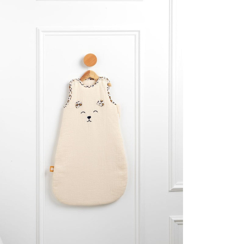 La gigoteuse ouatinée Léopard Sauthon TOG 2.5 est idéale pour accompagner les bébés de 0 à 6 mois. Confectionnée en double gaze de coton, elle offre douceur, chaleur et confort tout en facilitant le quotidien grâce à sa grande ouverture zippée. Son adorable broderie tête d'ours et ses finitions léopard en font un indispensable aussi pratique qu'élégant.Gigoteuse ouatinée Léopard Sauthon TOG 2.5 en double gaze de coton, idéale de 0 à 6 mois pour offrir des nuits douces, chaudes et confortables à bébé.