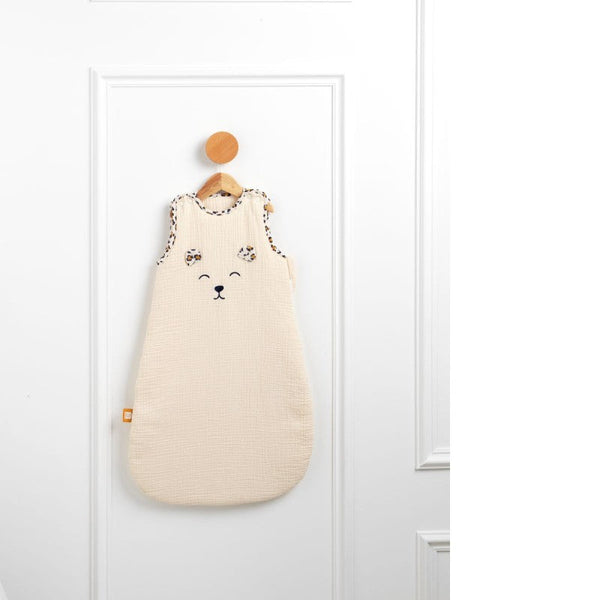 La gigoteuse ouatinée Léopard Sauthon TOG 2.5 est idéale pour accompagner les bébés de 0 à 6 mois. Confectionnée en double gaze de coton, elle offre douceur, chaleur et confort tout en facilitant le quotidien grâce à sa grande ouverture zippée. Son adorable broderie tête d'ours et ses finitions léopard en font un indispensable aussi pratique qu'élégant.Gigoteuse ouatinée Léopard Sauthon TOG 2.5 en double gaze de coton, idéale de 0 à 6 mois pour offrir des nuits douces, chaudes et confortables à bébé.