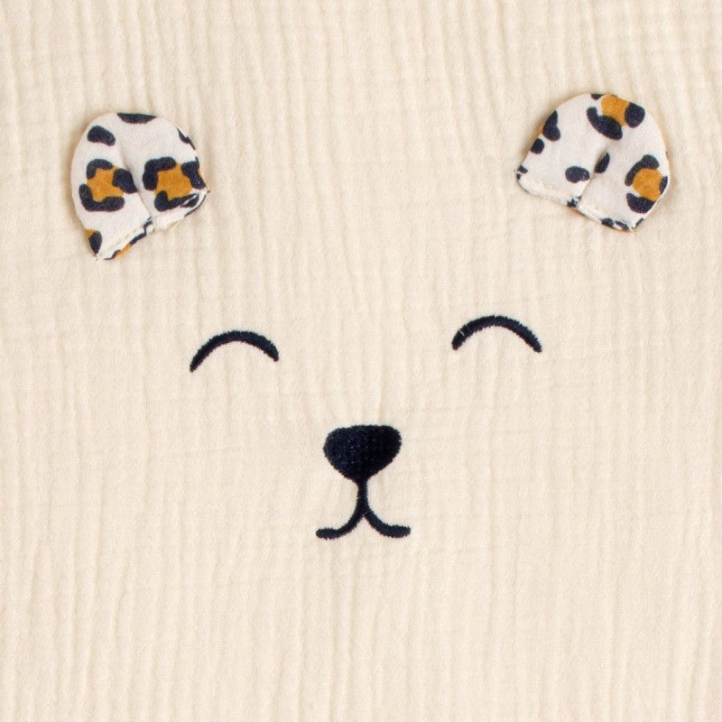 La gigoteuse ouatinée Léopard Sauthon TOG 2.5 est idéale pour accompagner les bébés de 0 à 6 mois. Confectionnée en double gaze de coton, elle offre douceur, chaleur et confort tout en facilitant le quotidien grâce à sa grande ouverture zippée. Son adorable broderie tête d'ours et ses finitions léopard en font un indispensable aussi pratique qu'élégant.Gigoteuse ouatinée Léopard Sauthon TOG 2.5 en double gaze de coton, idéale de 0 à 6 mois pour offrir des nuits douces, chaudes et confortables à bébé.