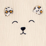 La gigoteuse ouatinée Léopard Sauthon TOG 2.5 est idéale pour accompagner les bébés de 0 à 6 mois. Confectionnée en double gaze de coton, elle offre douceur, chaleur et confort tout en facilitant le quotidien grâce à sa grande ouverture zippée. Son adorable broderie tête d'ours et ses finitions léopard en font un indispensable aussi pratique qu'élégant.Gigoteuse ouatinée Léopard Sauthon TOG 2.5 en double gaze de coton, idéale de 0 à 6 mois pour offrir des nuits douces, chaudes et confortables à bébé.
