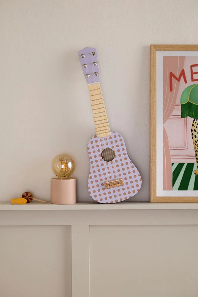 Guitare enfant en bois point lilas avec cordes. Idéale pour découvrir la musique dès 3 ans. Ludique, décorative et éducative.