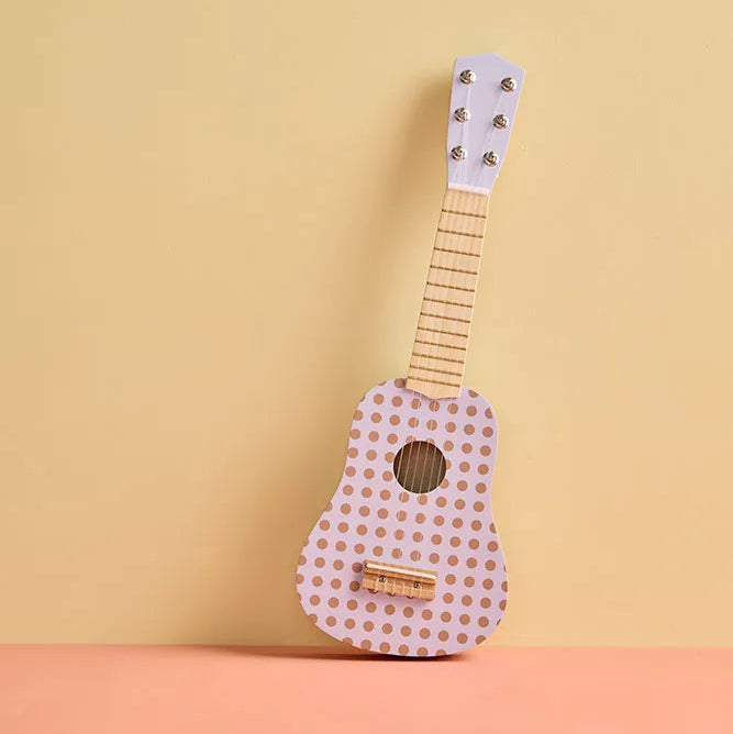 Guitare enfant en bois point lilas avec cordes. Idéale pour découvrir la musique dès 3 ans. Ludique, décorative et éducative.